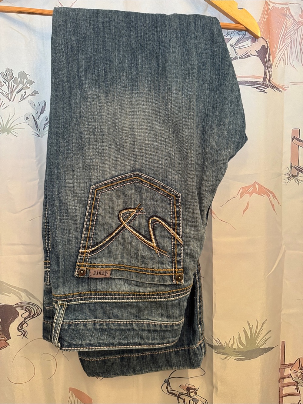 Women’s Boot Cut Jeans in Faded Blue with Embroidered Back Pocket